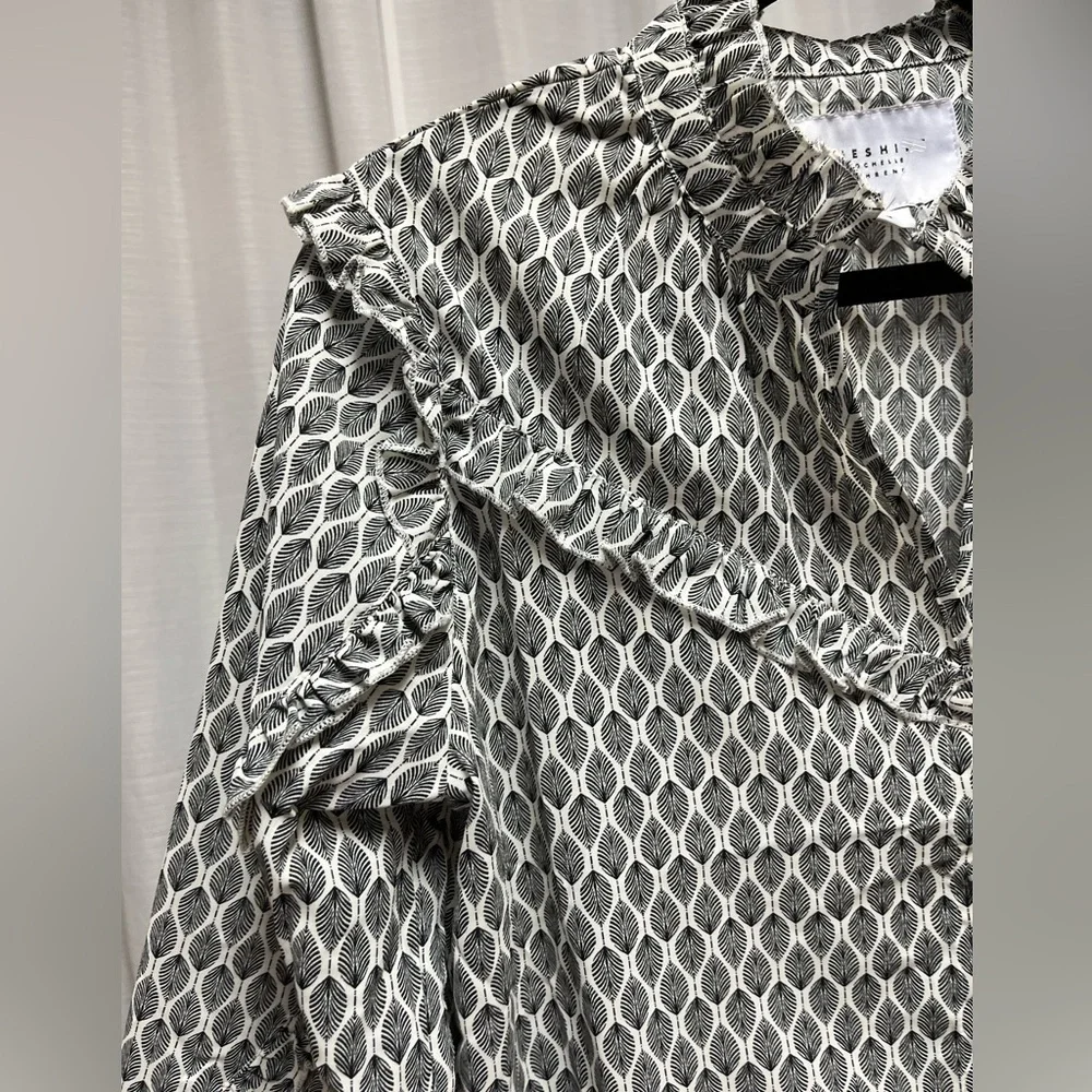 The Shirt by Rochelle Behrens black/grey long-sleeve ruffle button-down top | M